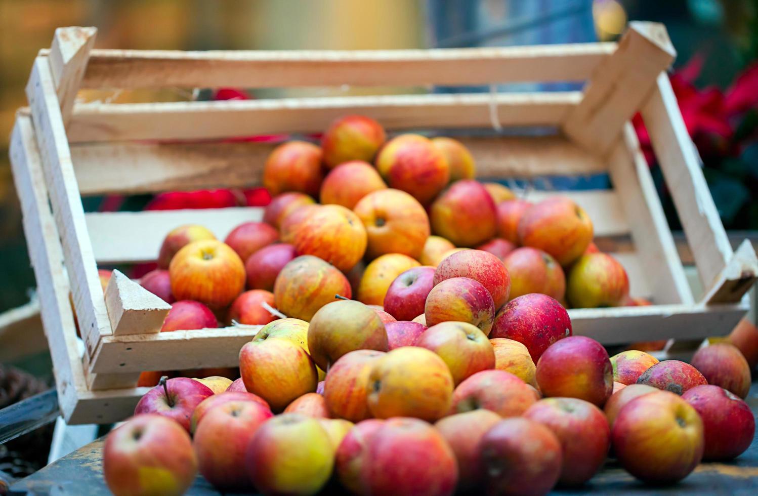 Manzanas de frutas orgánicas frescas en el bazar. foto