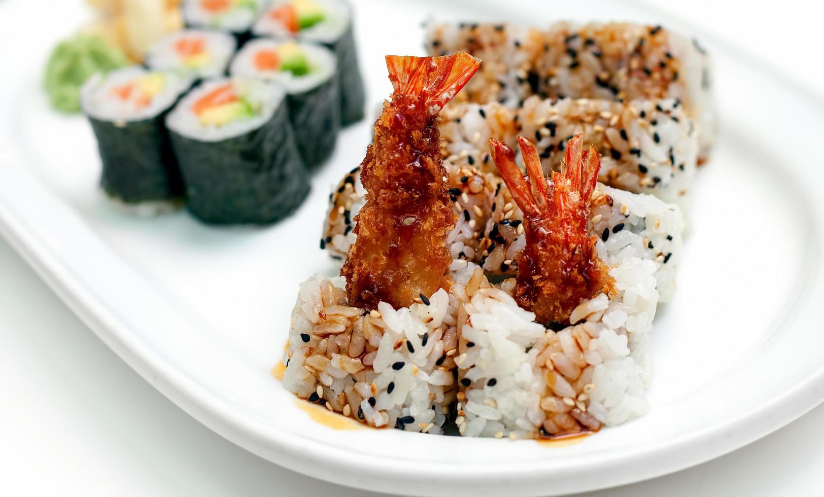 sushi de mariscos tradicional de japón foto