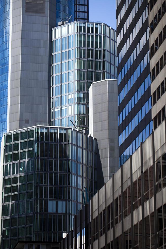 enorme edificio de torre de negocios foto