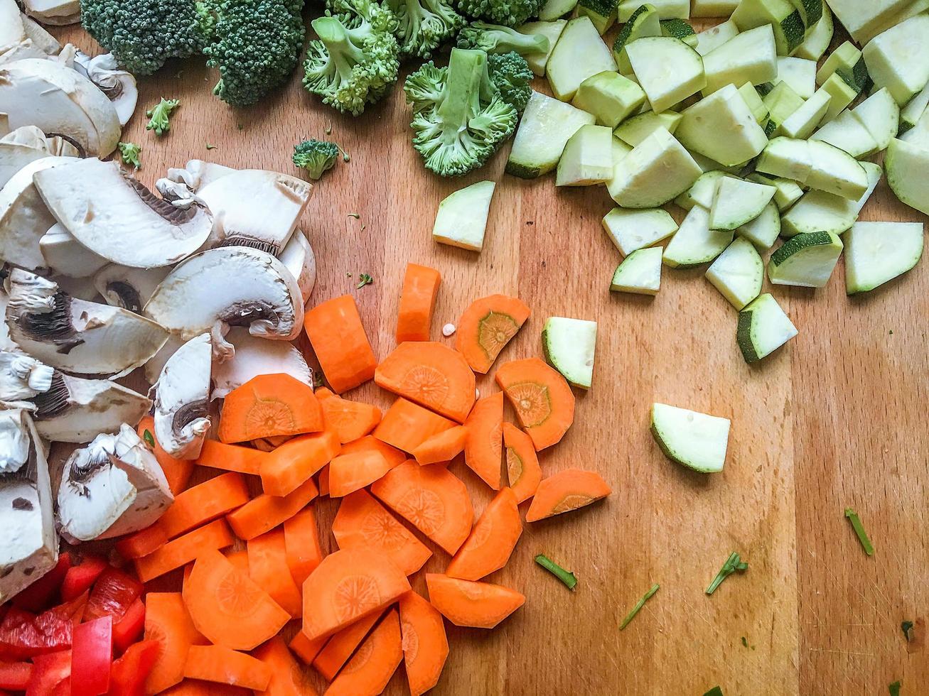 Brócoli de champiñones picados y zanahoria en la mesa de la cocina foto