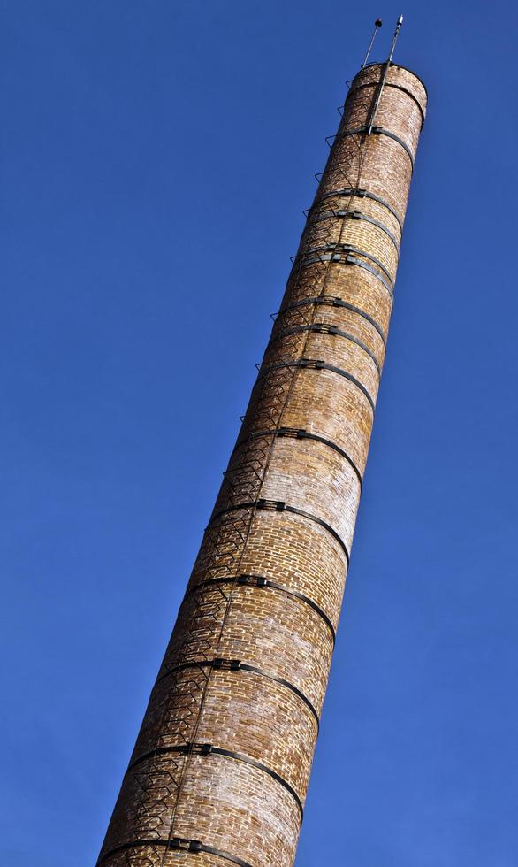 Chimenea de edificio de fábrica de piedra de ladrillo foto