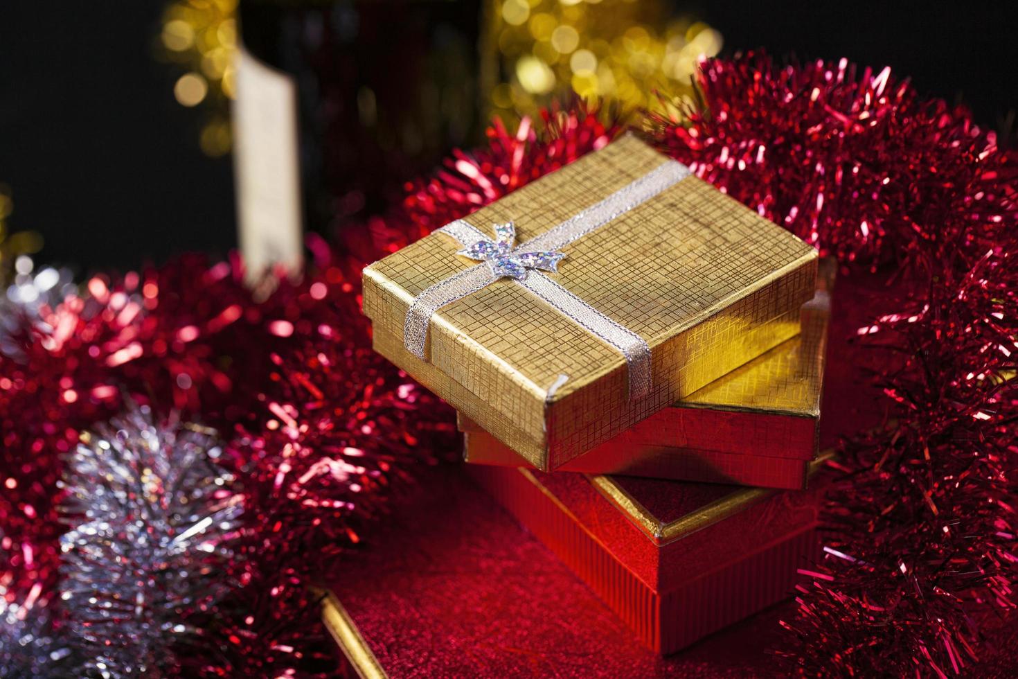 concepto de caja de regalo de champán del día de san valentín de cumpleaños de navidad foto