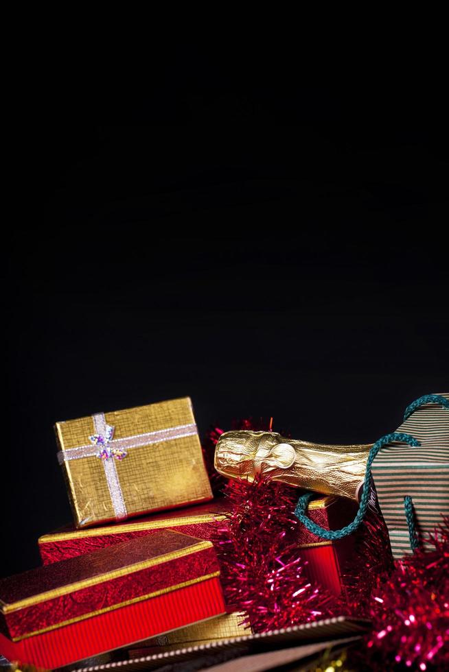 concepto de caja de regalo de champán del día de san valentín de cumpleaños de navidad foto