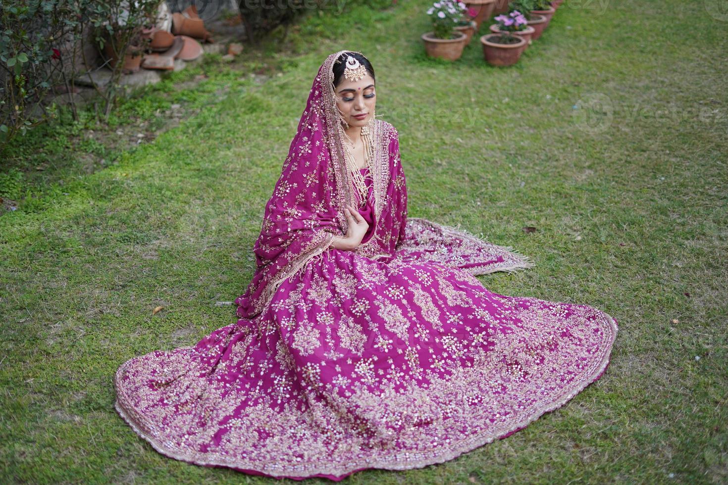 novia india en rojo lehnga foto