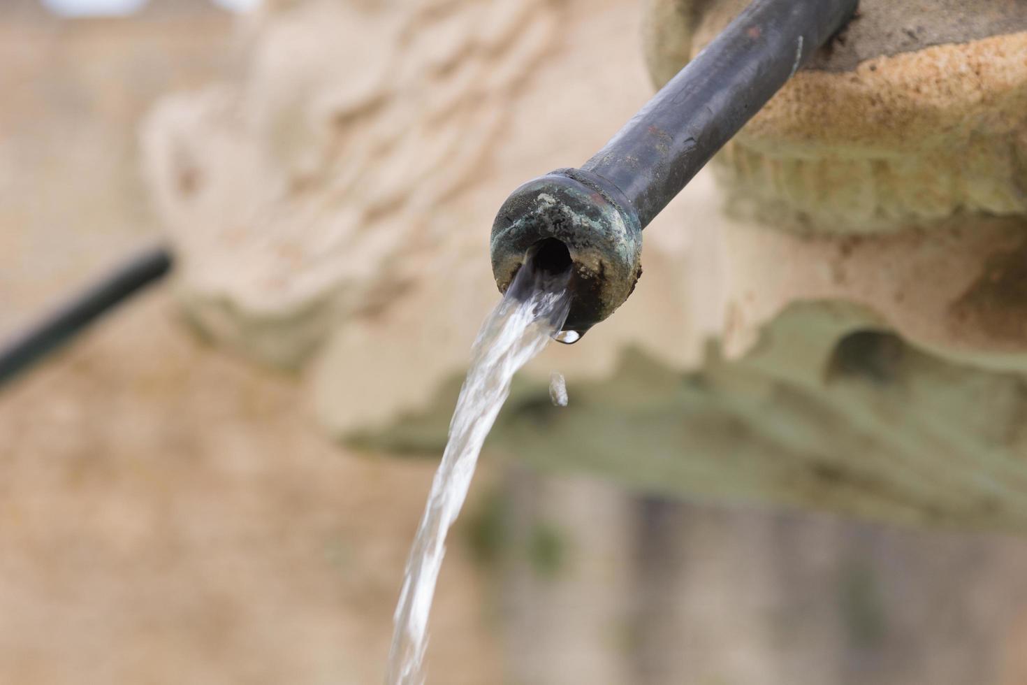 agua que sale de una fuente de hierro foto