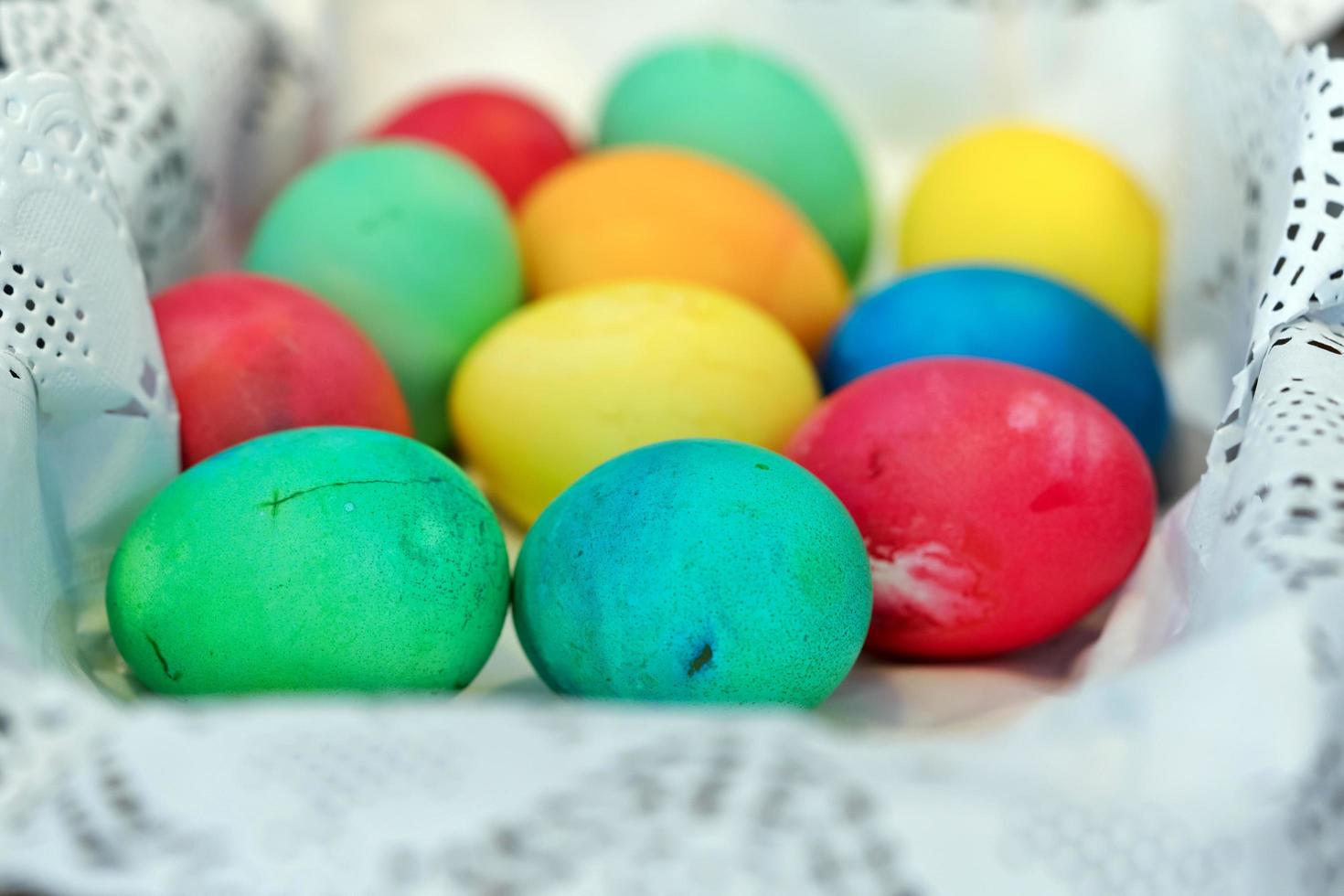 huevos de pascua de colores pascuales foto