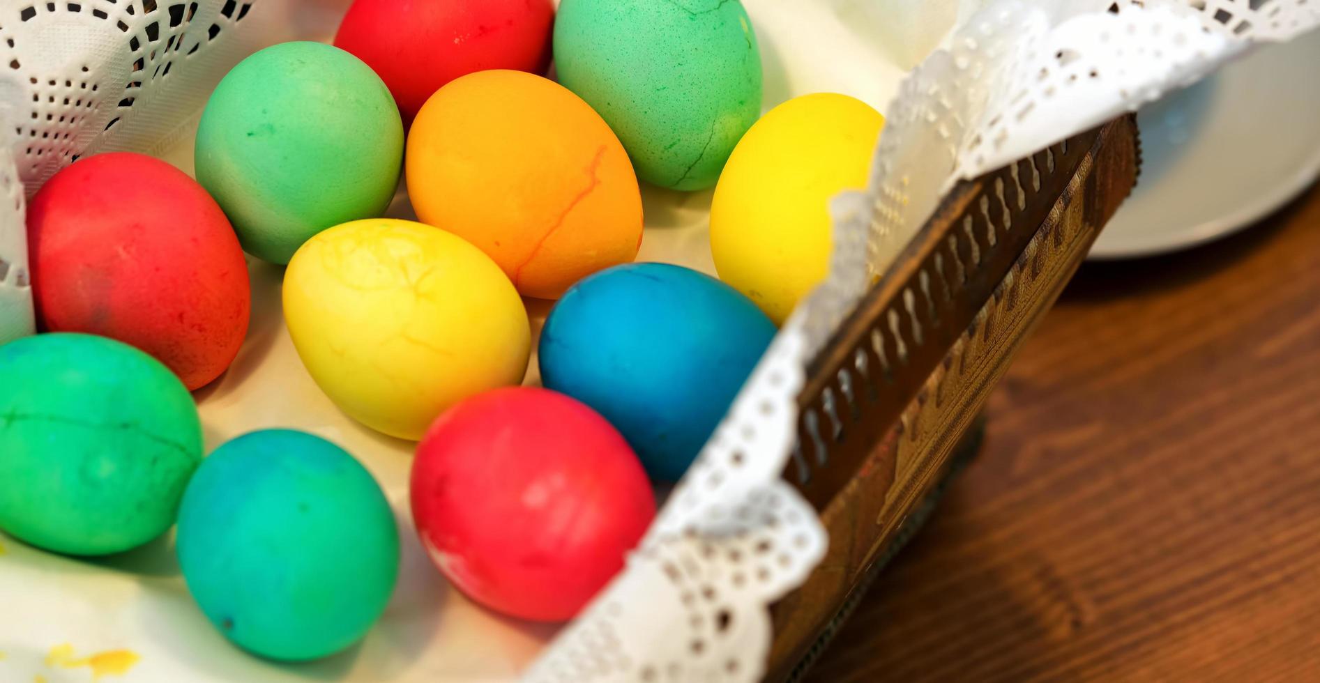 huevos de pascua de colores pascuales foto