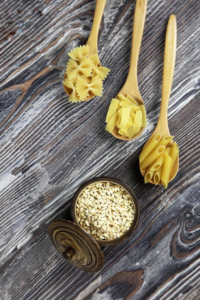 Pasta macarrones italianos sin cocer alimentos crudos foto