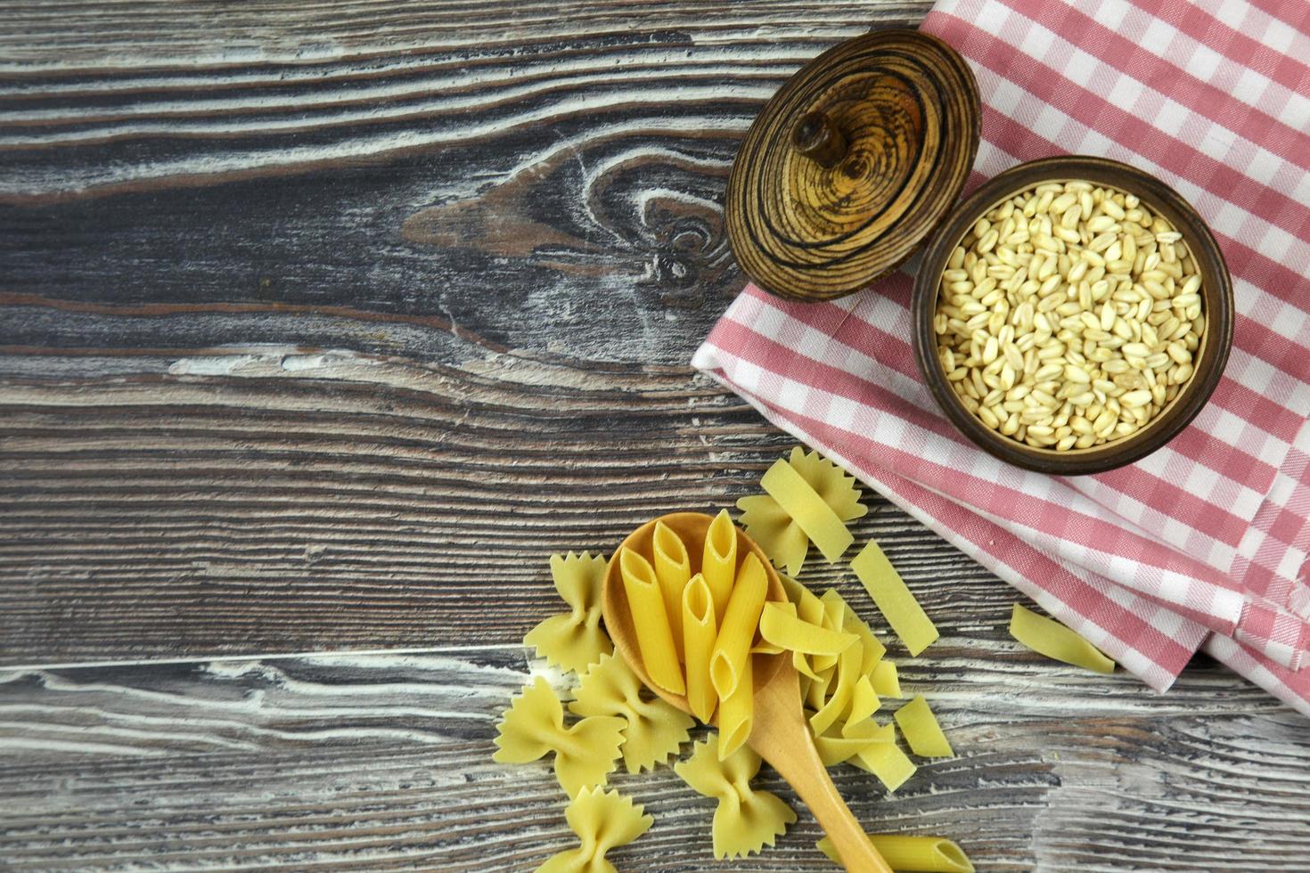 Pasta macarrones italianos sin cocer alimentos crudos foto