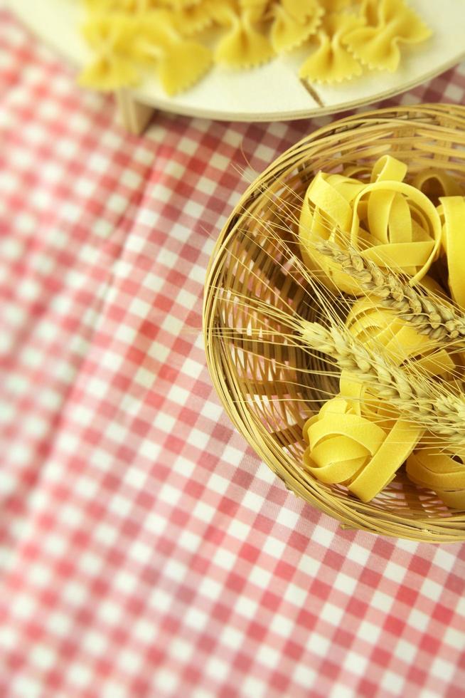 Pasta macarrones italianos sin cocer alimentos crudos foto