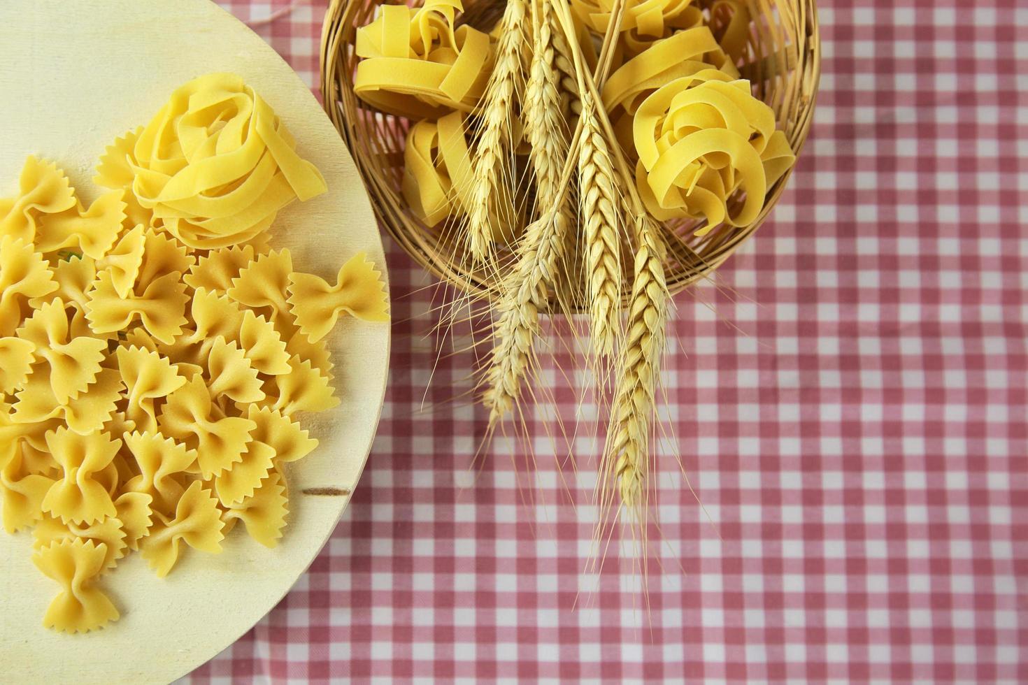 Pasta macarrones italianos sin cocer alimentos crudos foto