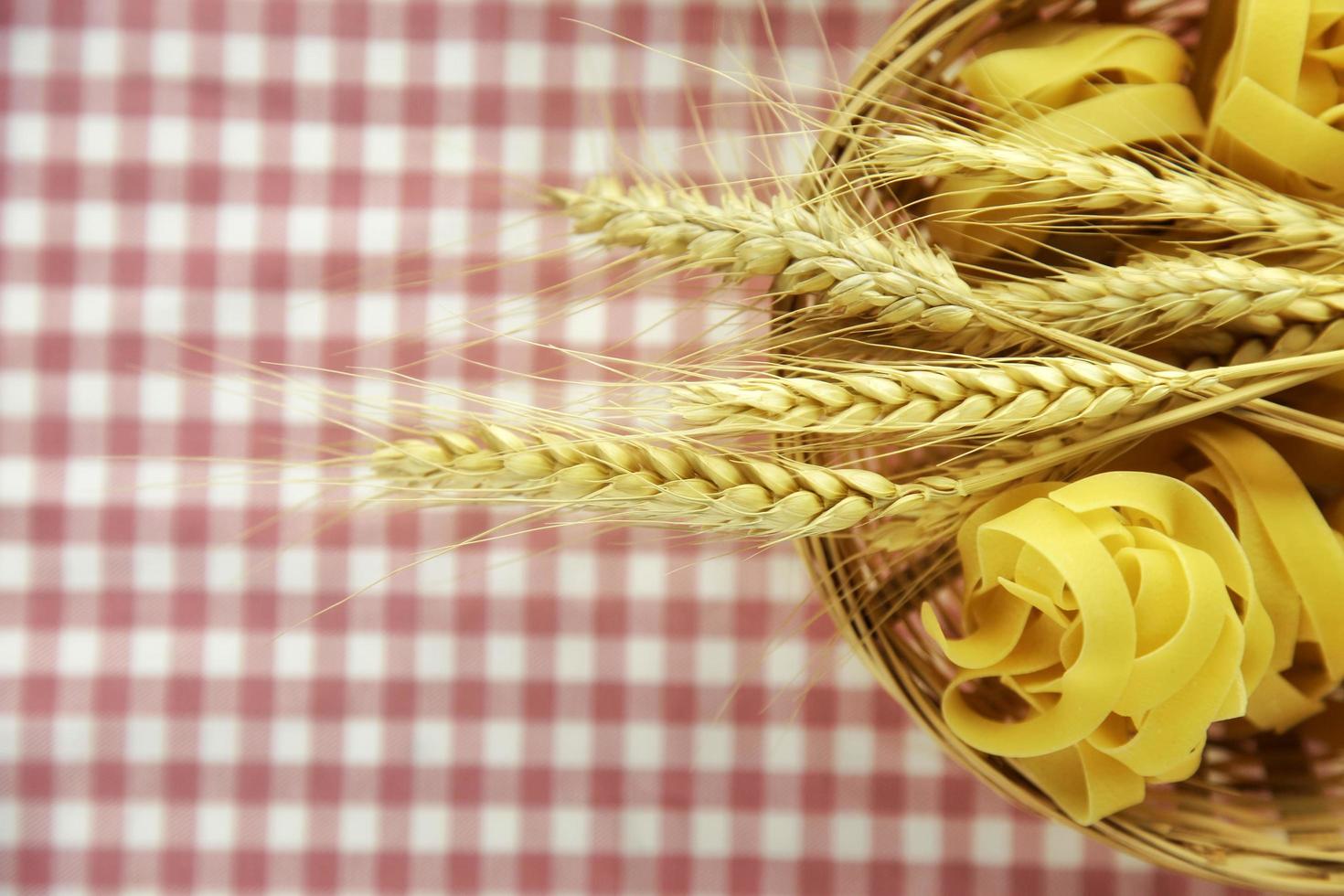 Pasta macarrones italianos sin cocer alimentos crudos foto