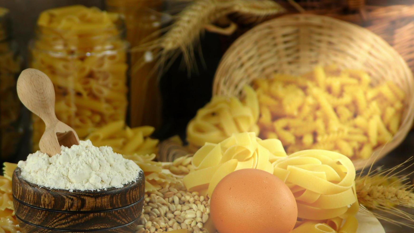 pasta de macarrones italianos sin cocer foto