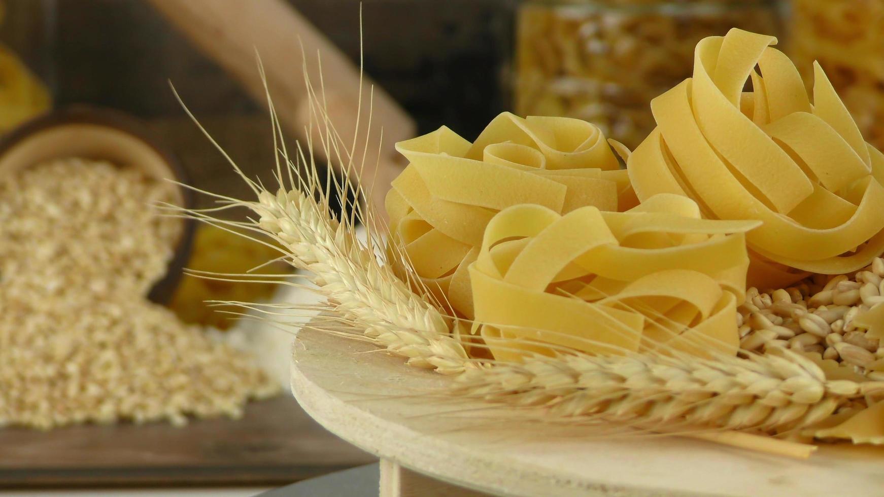 pasta de macarrones italianos sin cocer foto