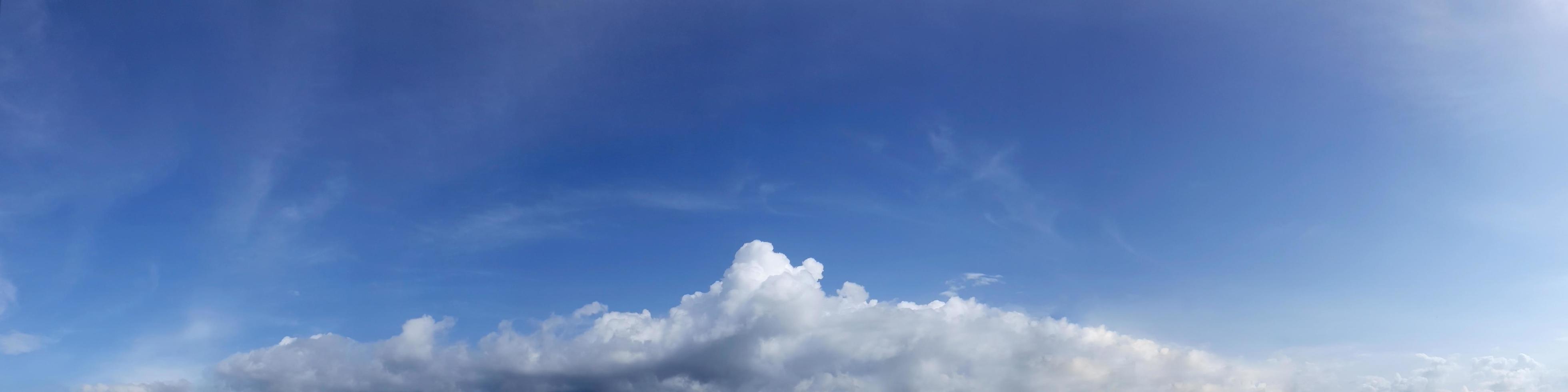 cielo panorámico de colores vibrantes con nubes en un día soleado. foto