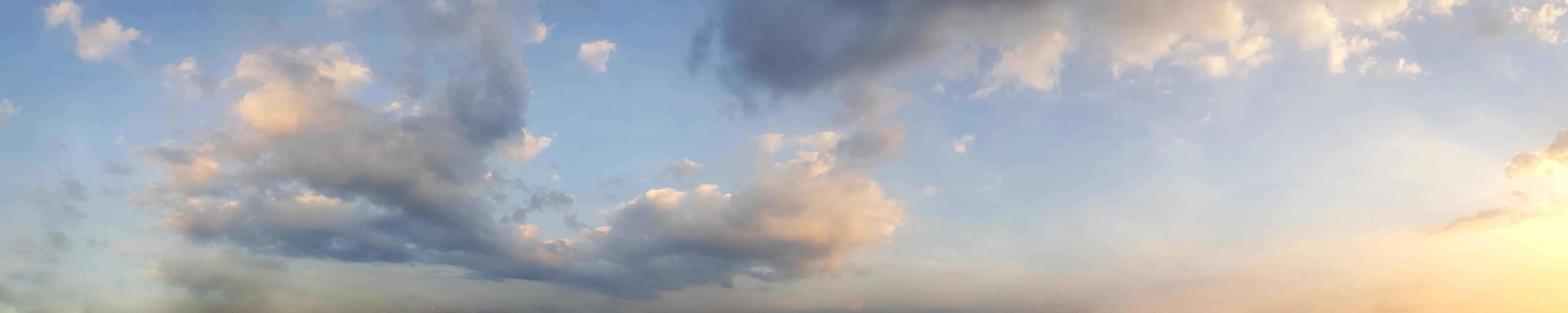 cielo espectacular panorama con nubes en el crepúsculo. foto