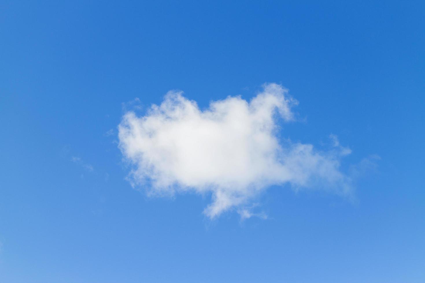 cielo azul con nubes en un día soleado. foto