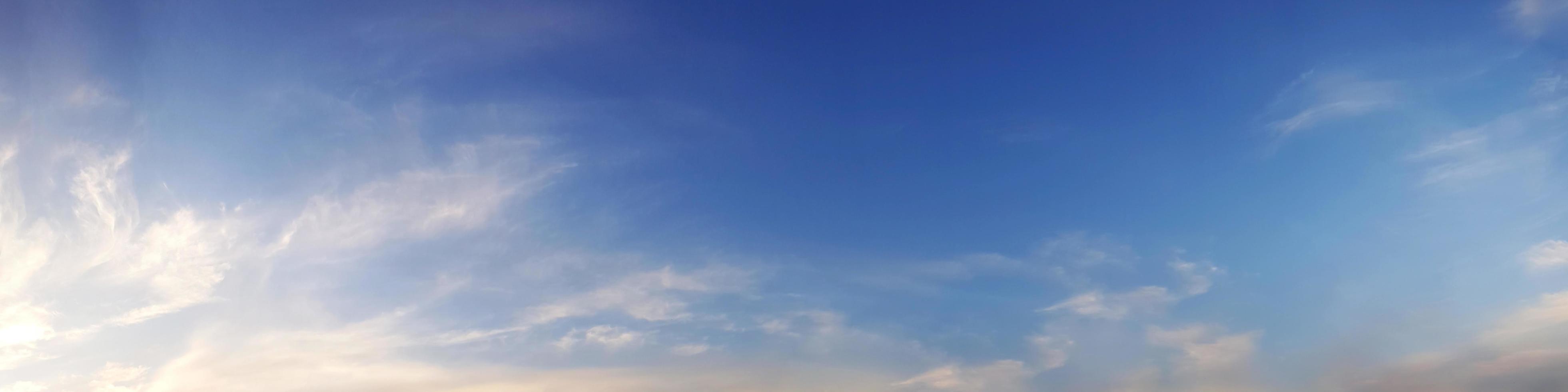 cielo panorámico de colores vibrantes con nubes en un día soleado. foto