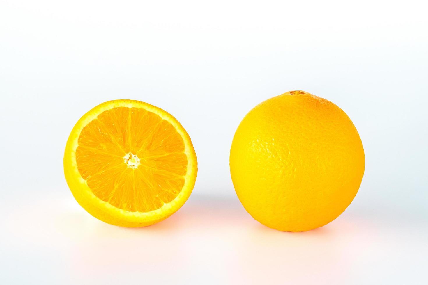 rodaja de fruta naranja aislada sobre fondo blanco. foto