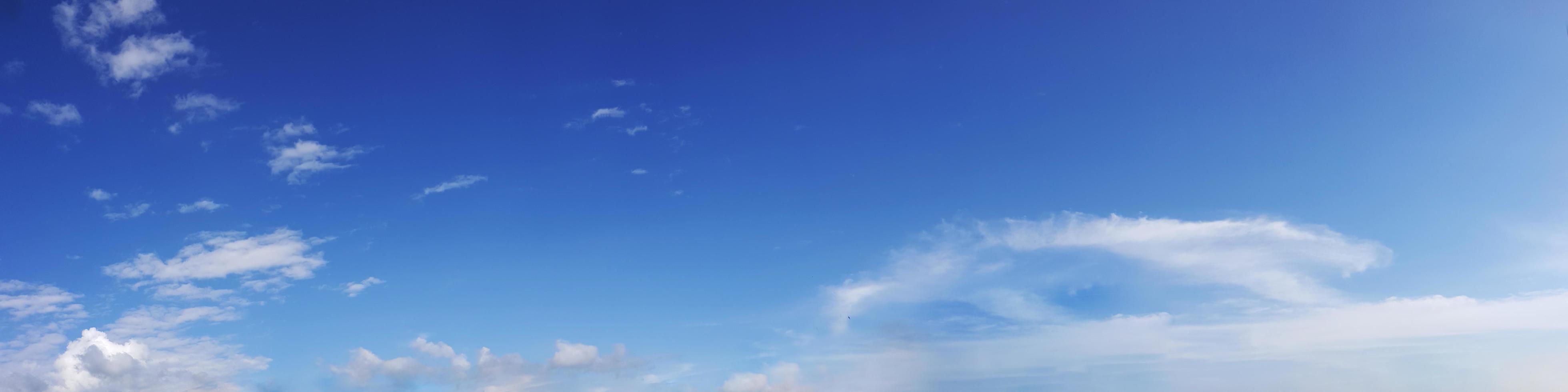 cielo panorámico con nubes en un día soleado. foto