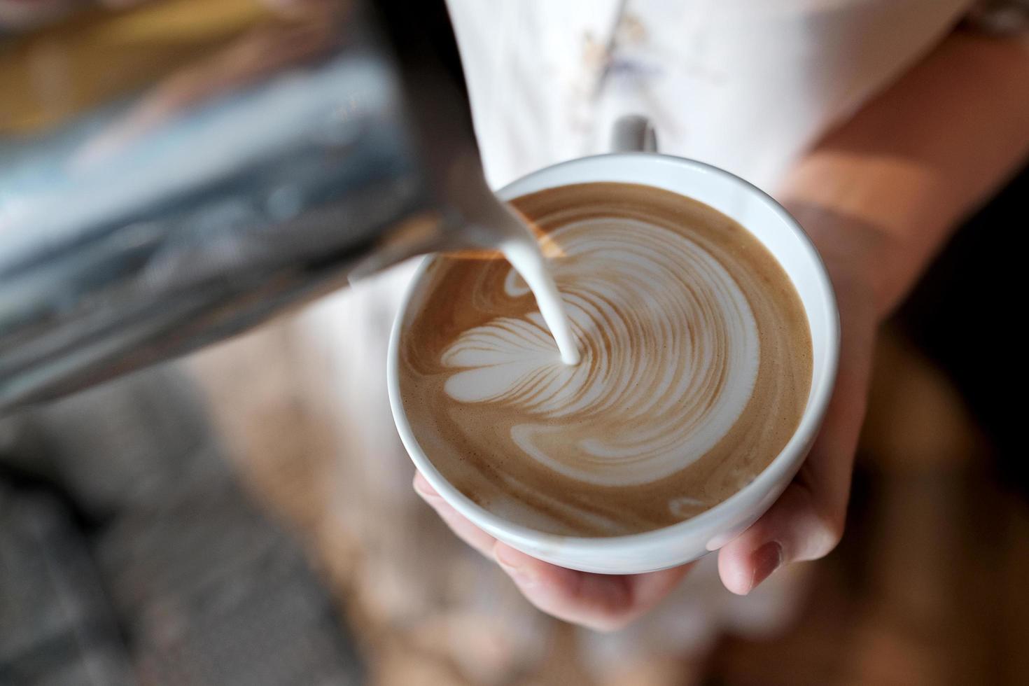 barista creando café latte art. foto