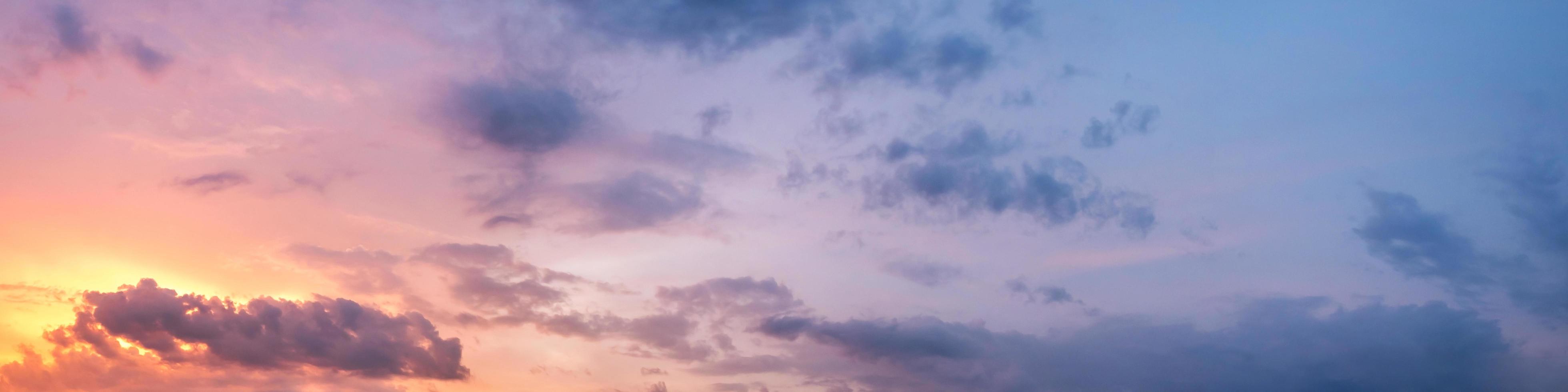 Panorama del cielo con nubes al amanecer y al atardecer foto