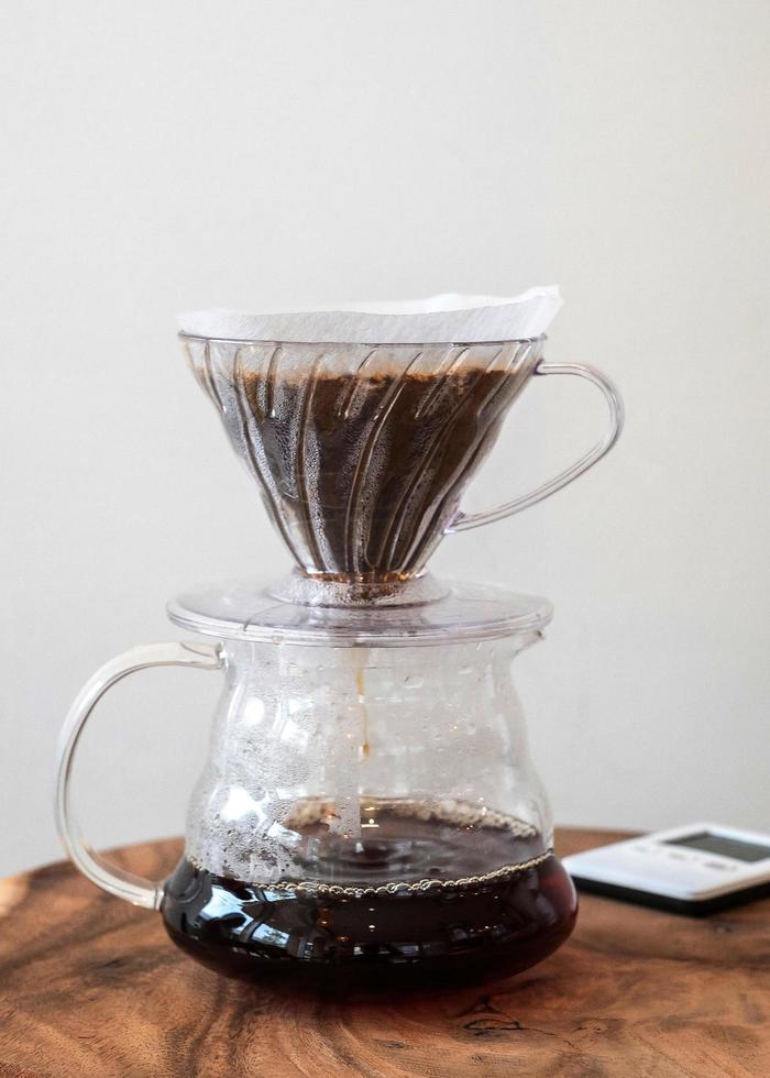 verter caliente sobre la bebida de café aislado sobre fondo blanco. foto