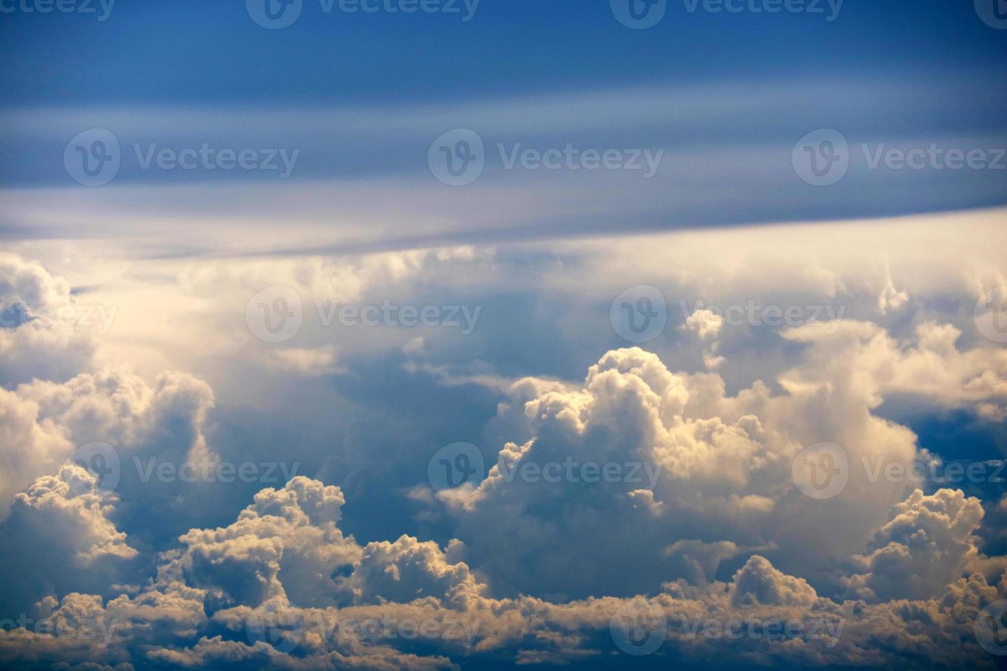 Nubes de tormenta con luz solar en skyscape gris foto