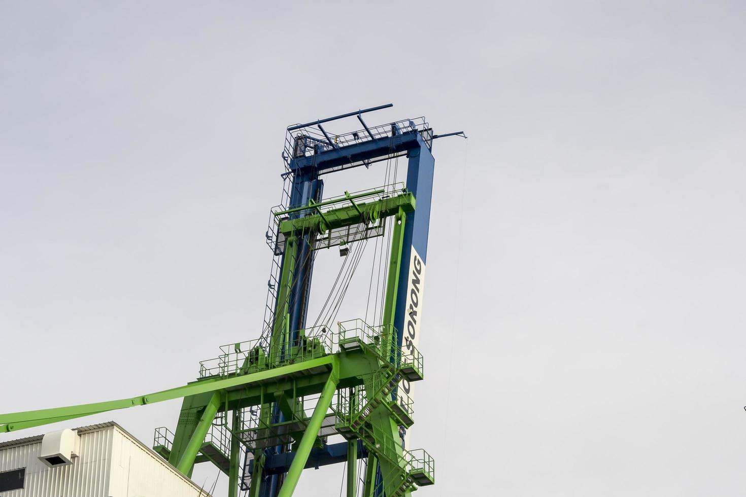 sorong, papua occidental, indonesia, 31 de mayo de 2021: grúa pórtico gigante en un patio del puerto foto