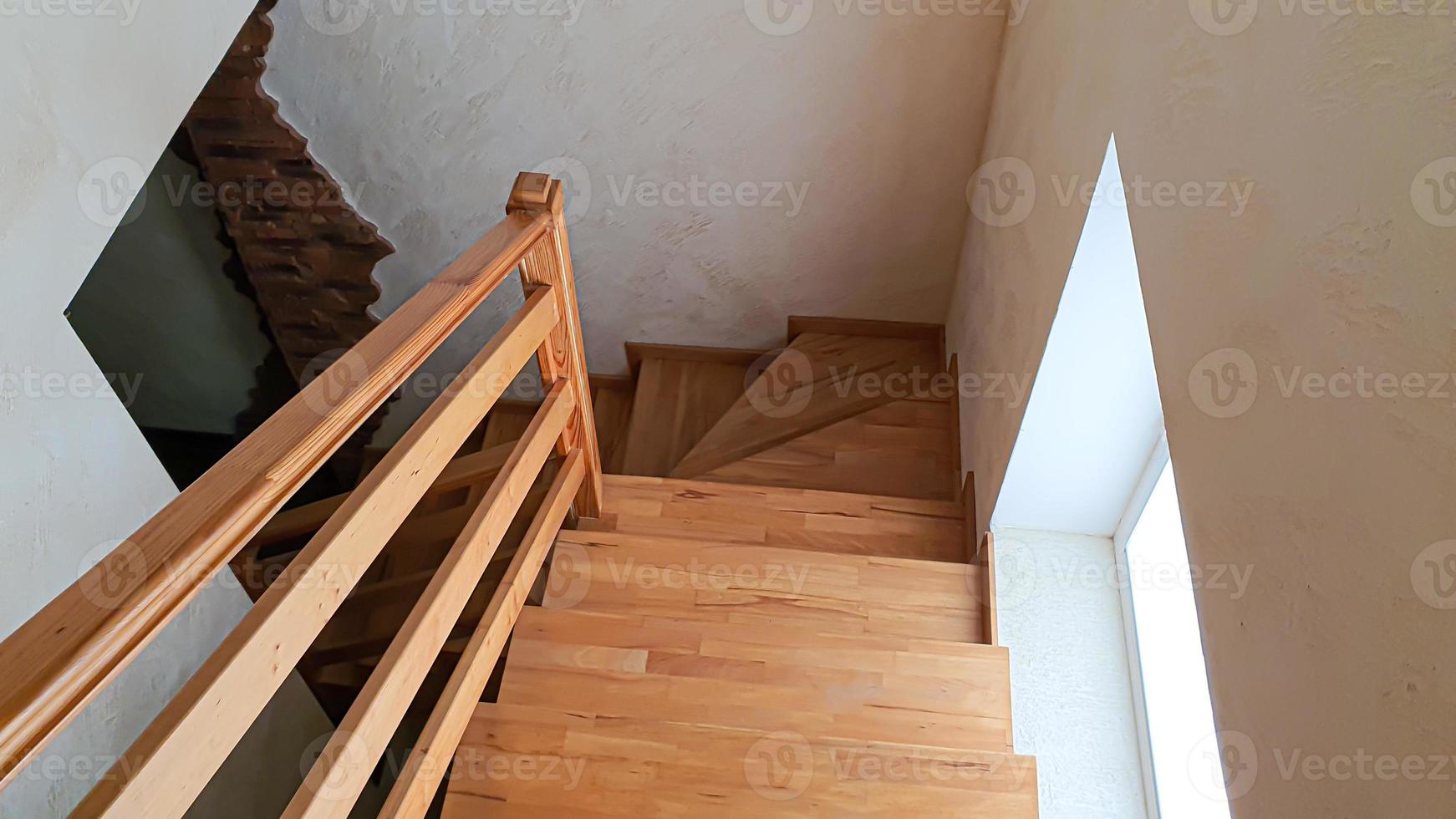 elementos de interior. escalera de madera, lámpara en la pared. foto