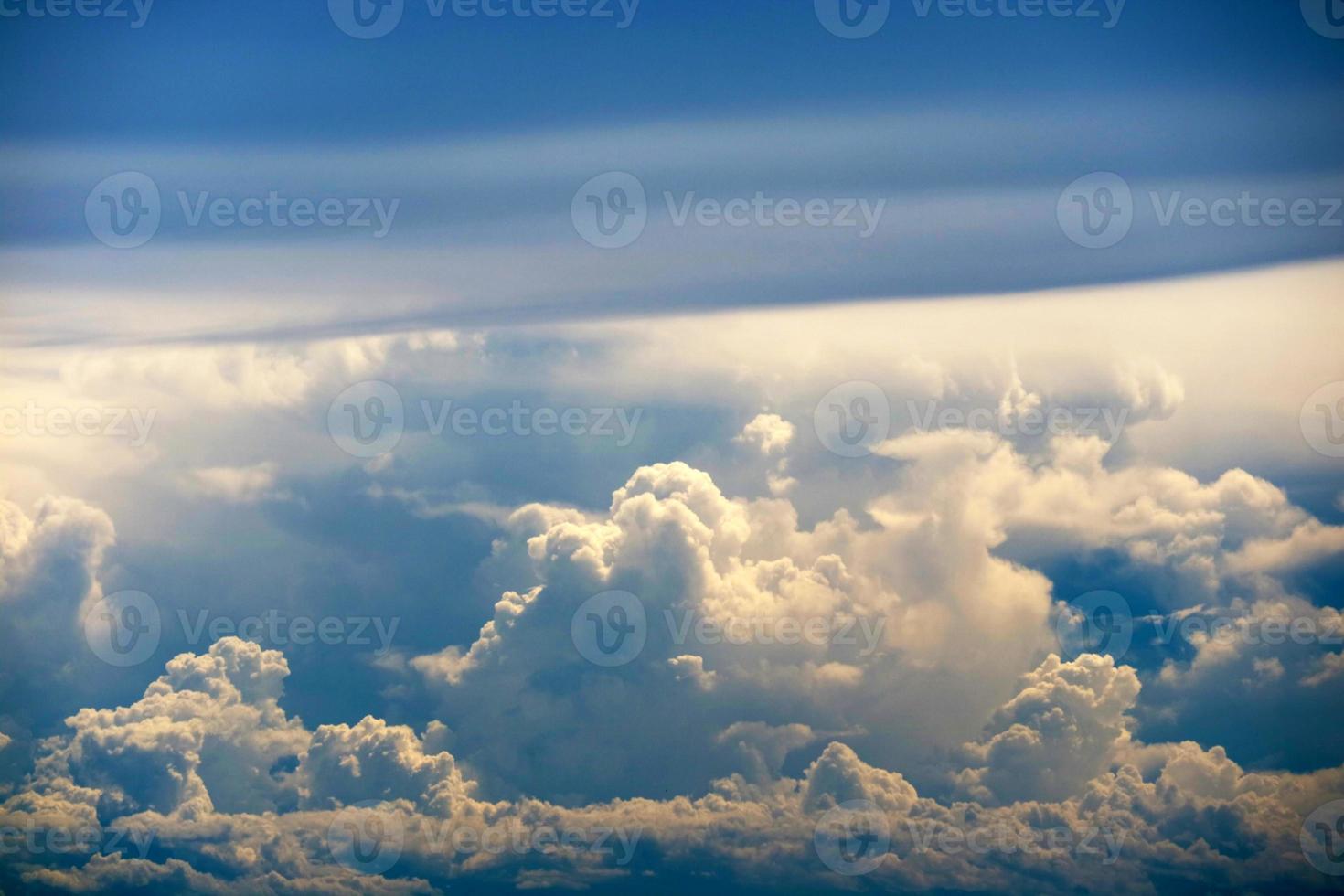 nube de tormenta con luz solar en skyscape gris foto