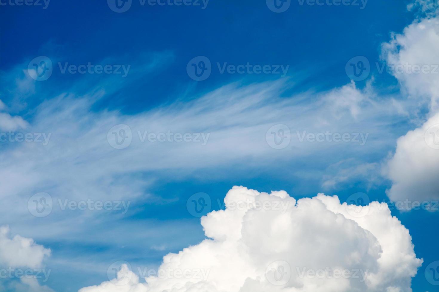 cielo azul puro con nubes blancas y luz solar foto