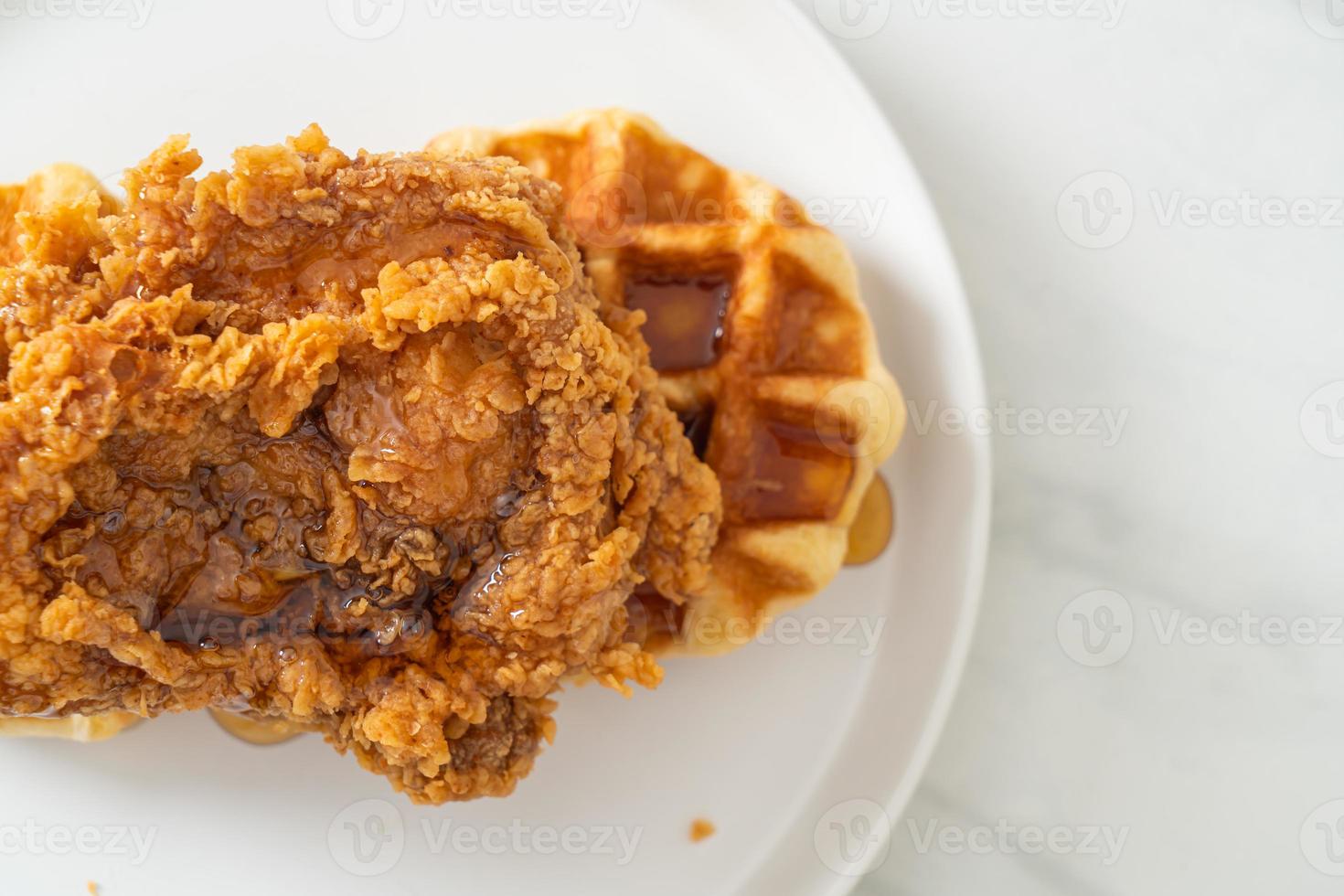 gofre casero de pollo frito con miel o sirope de arce foto