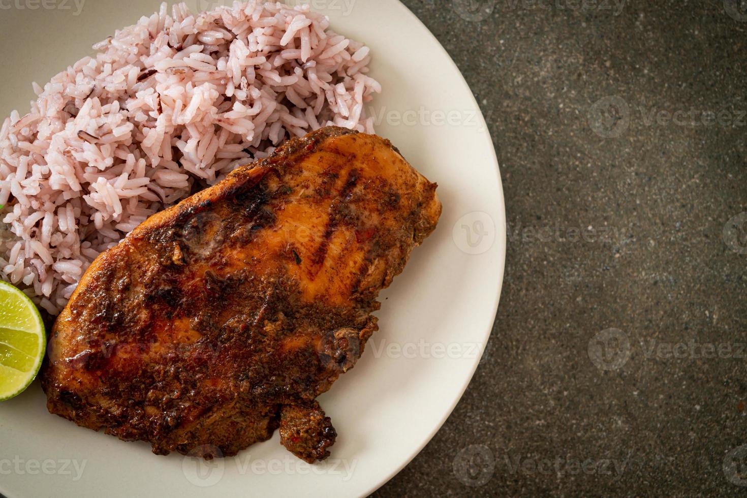 Pollo Jerk jamaicano picante a la parrilla con arroz - estilo de comida jamaicana foto