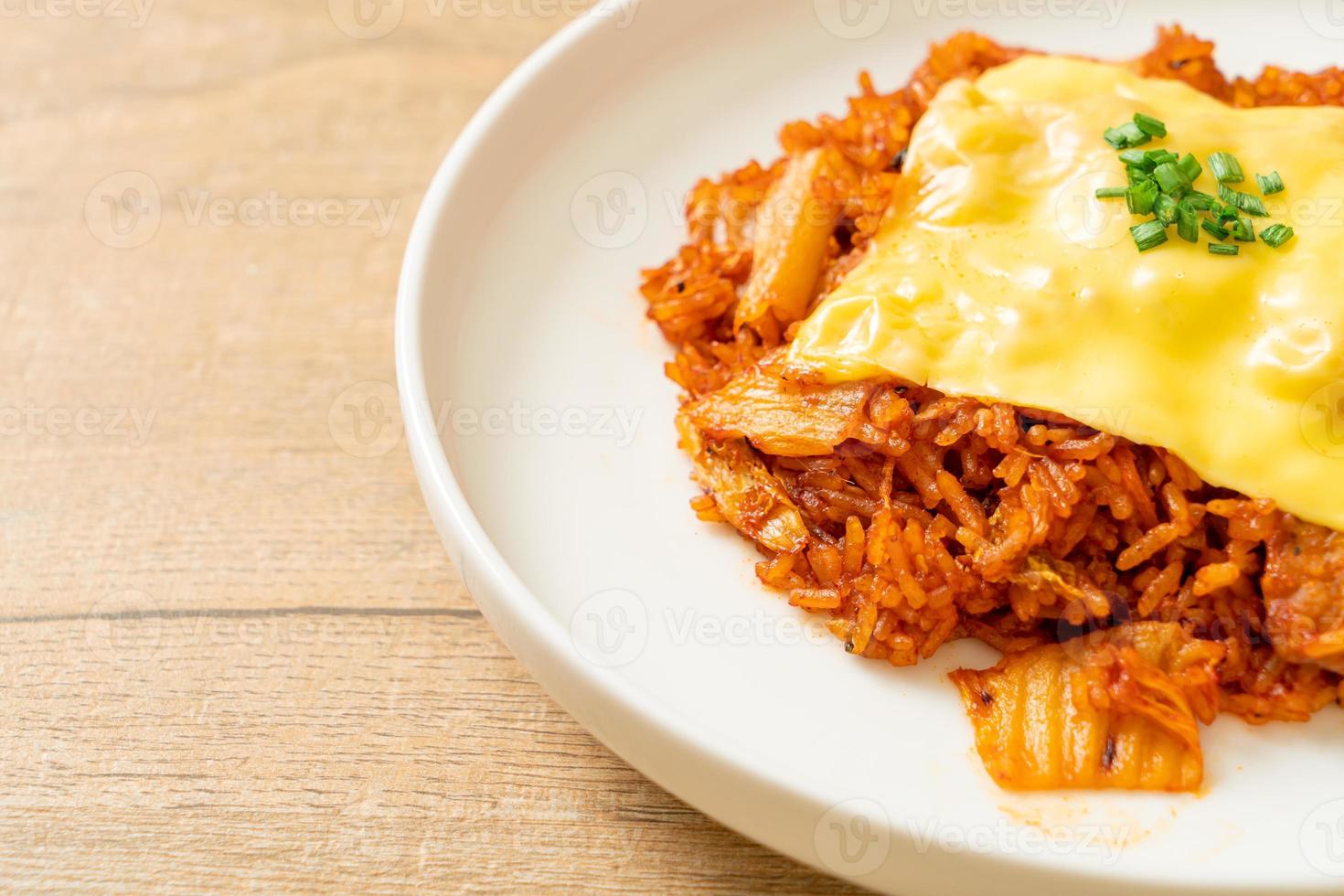 arroz frito con kimchi con cerdo y queso cubierto - estilo de comida asiática y fusión foto