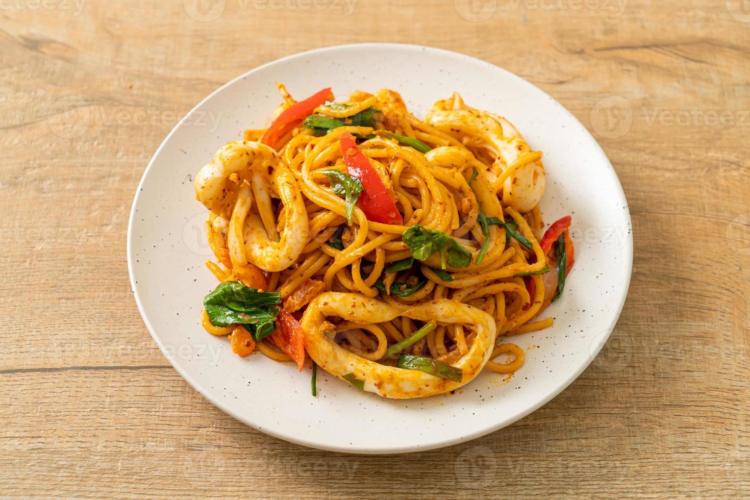 espaguetis salteados con huevo salado y calamares - estilo de comida fusión foto