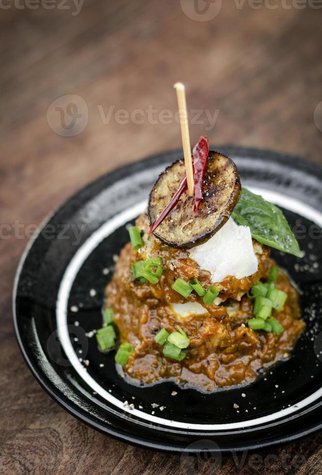 tartas veganas de quinua con berenjena asada siciliana y salsa picante de pimiento rojo tapas gourmet aperitivo snack foto