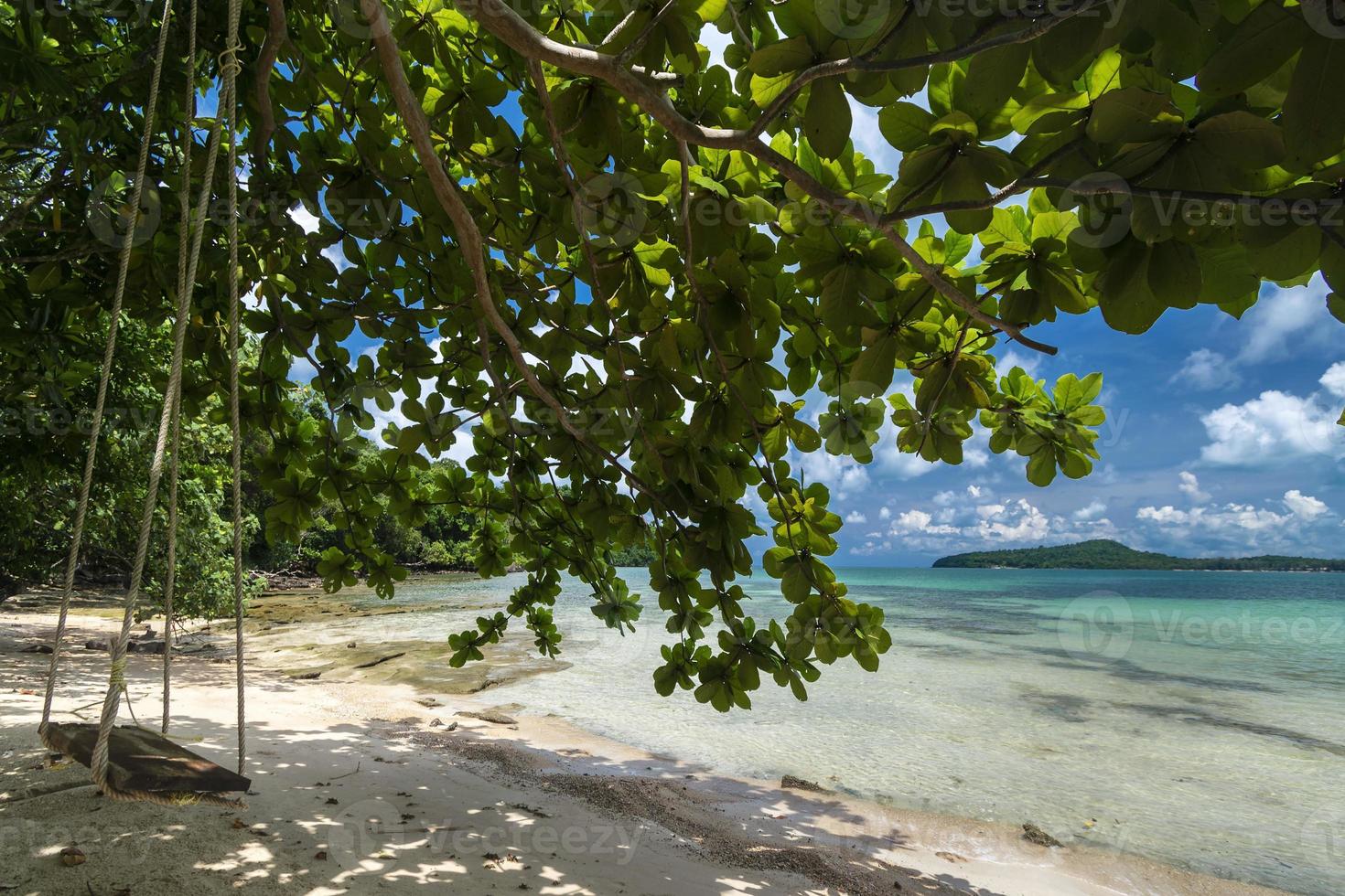 Columpio de madera en una playa vacía en Koh Ta Kiev Paradise Island cerca de Sihanoukville en Camboya foto