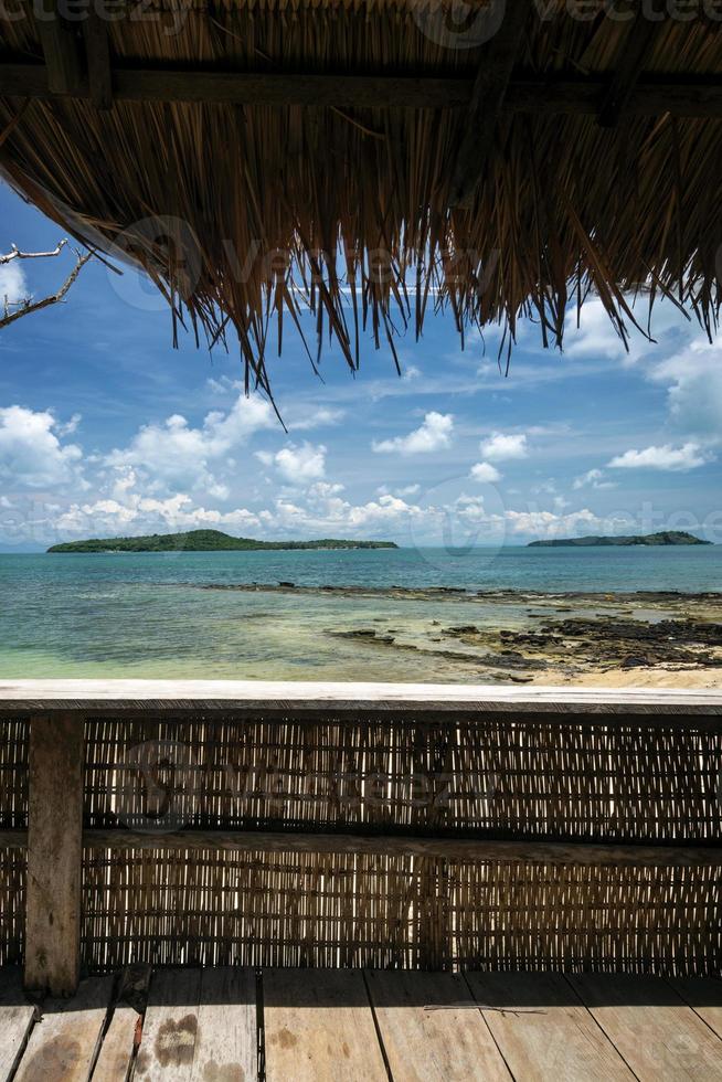 Vista de la playa desde el bungalow tropical en la isla de Koh Ta Tiev, cerca de Sihanoukville, Camboya foto