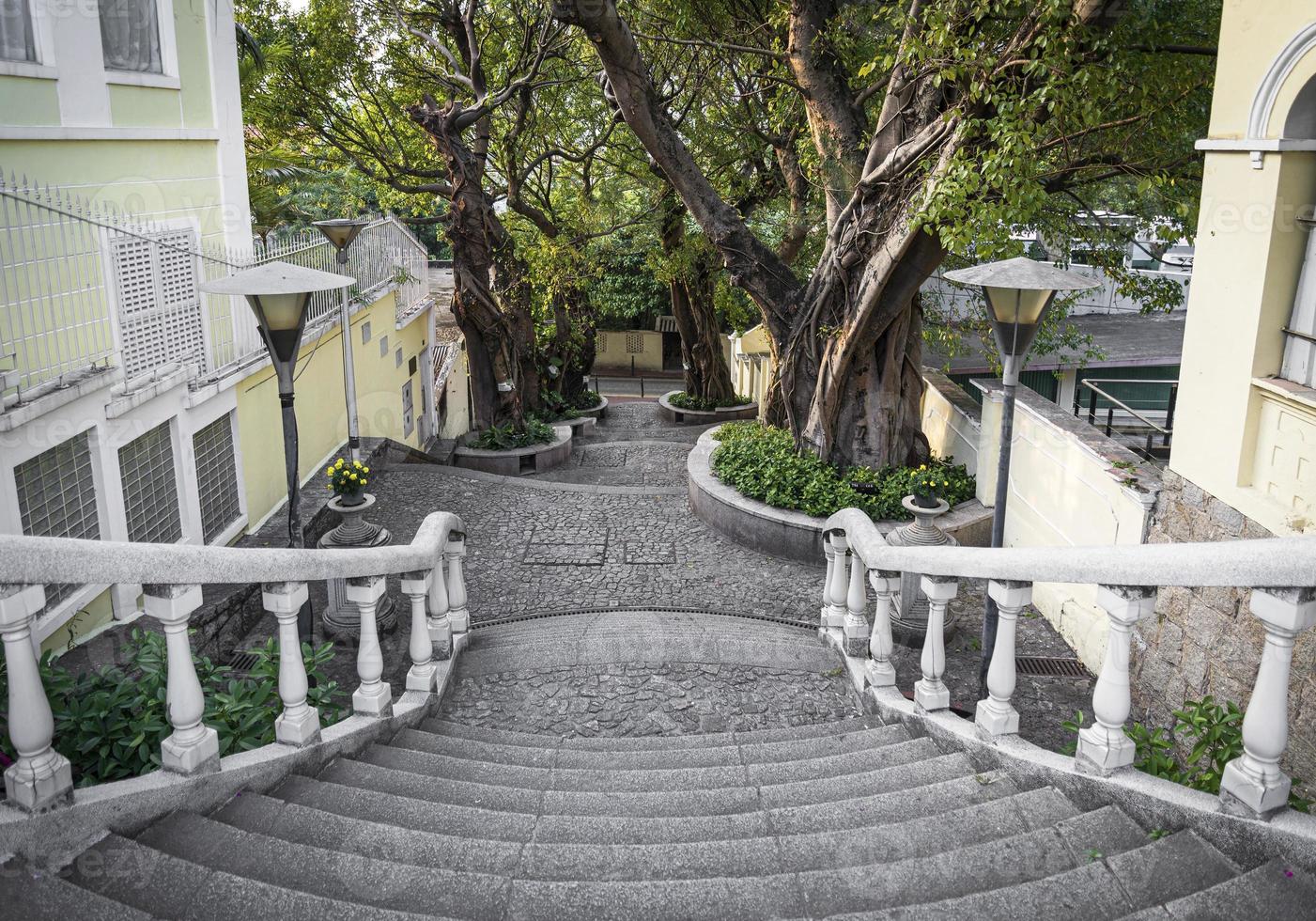Calcada do Carmo callejón de estilo colonial portugués en la antigua zona de Taipa de Macao, China foto