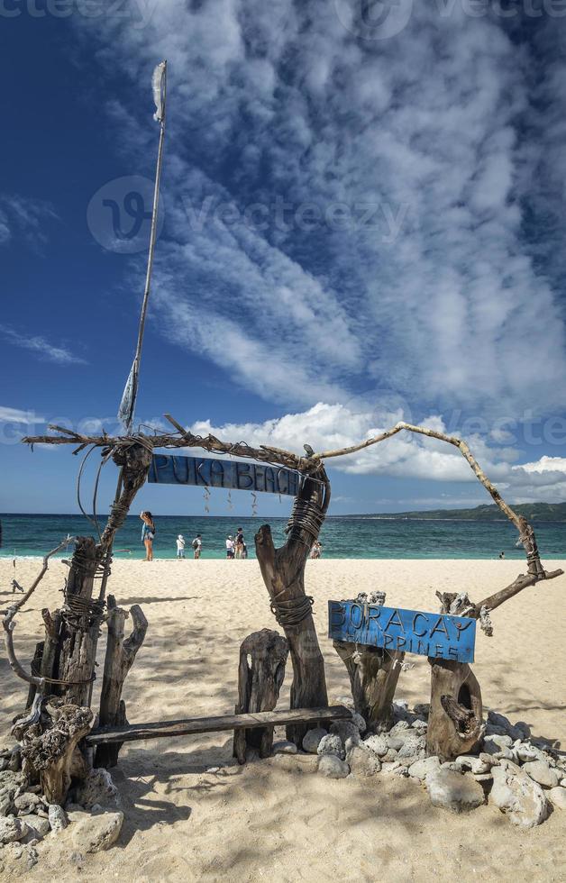 La famosa vista de la playa de Puka en el paraíso tropical de la isla de Boracay en Filipinas foto