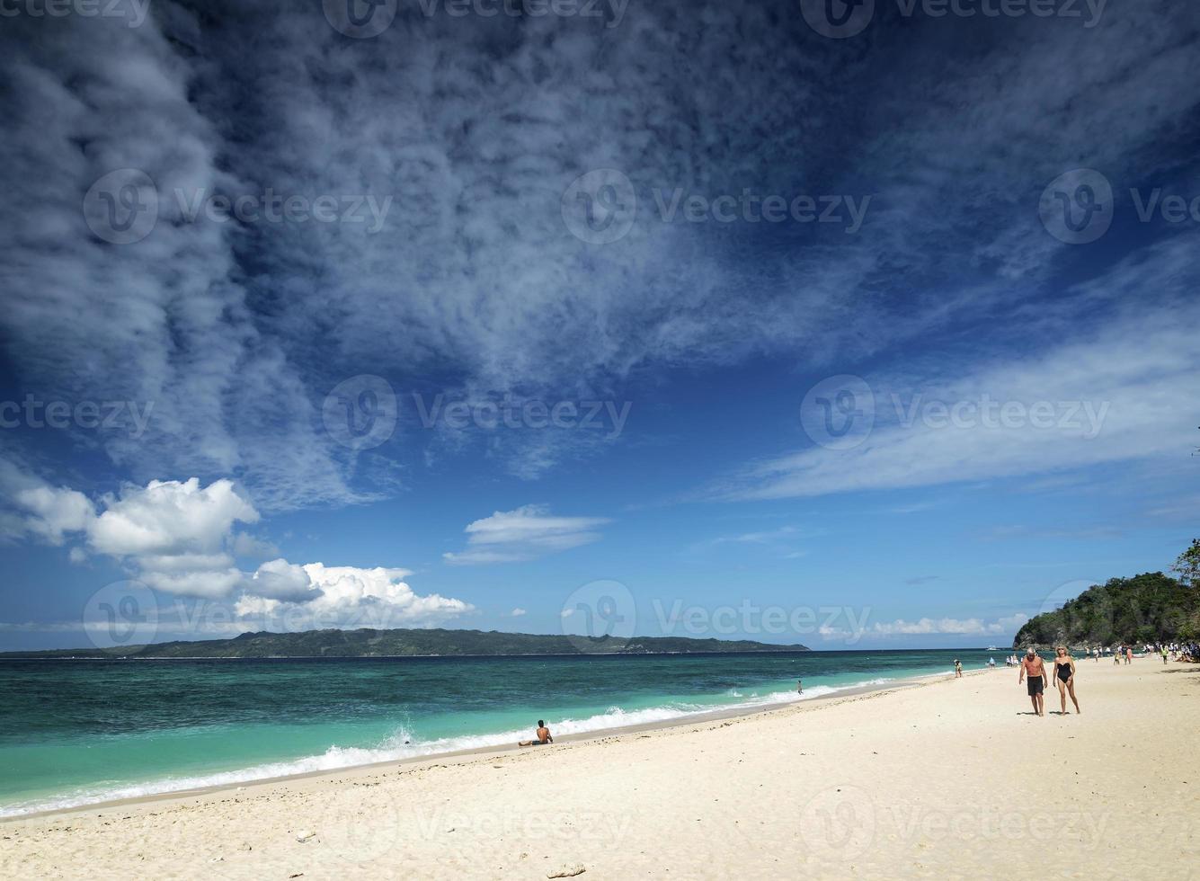 La famosa vista de la playa de Puka en el paraíso tropical de la isla de Boracay en Filipinas foto