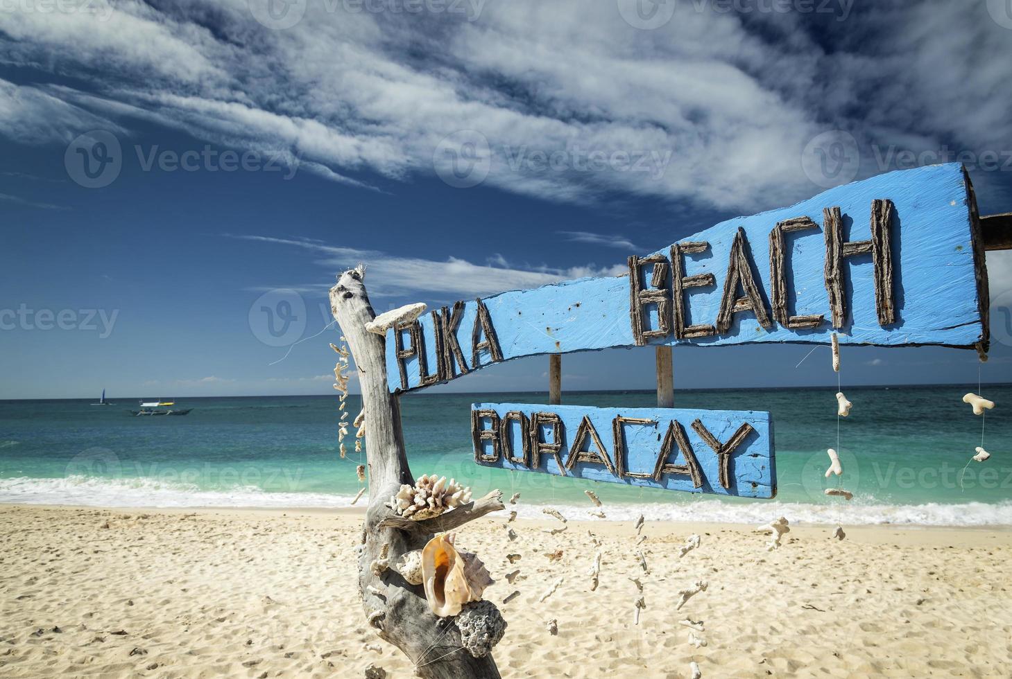 La famosa vista de la playa de Puka en el paraíso tropical de la isla de Boracay en Filipinas foto