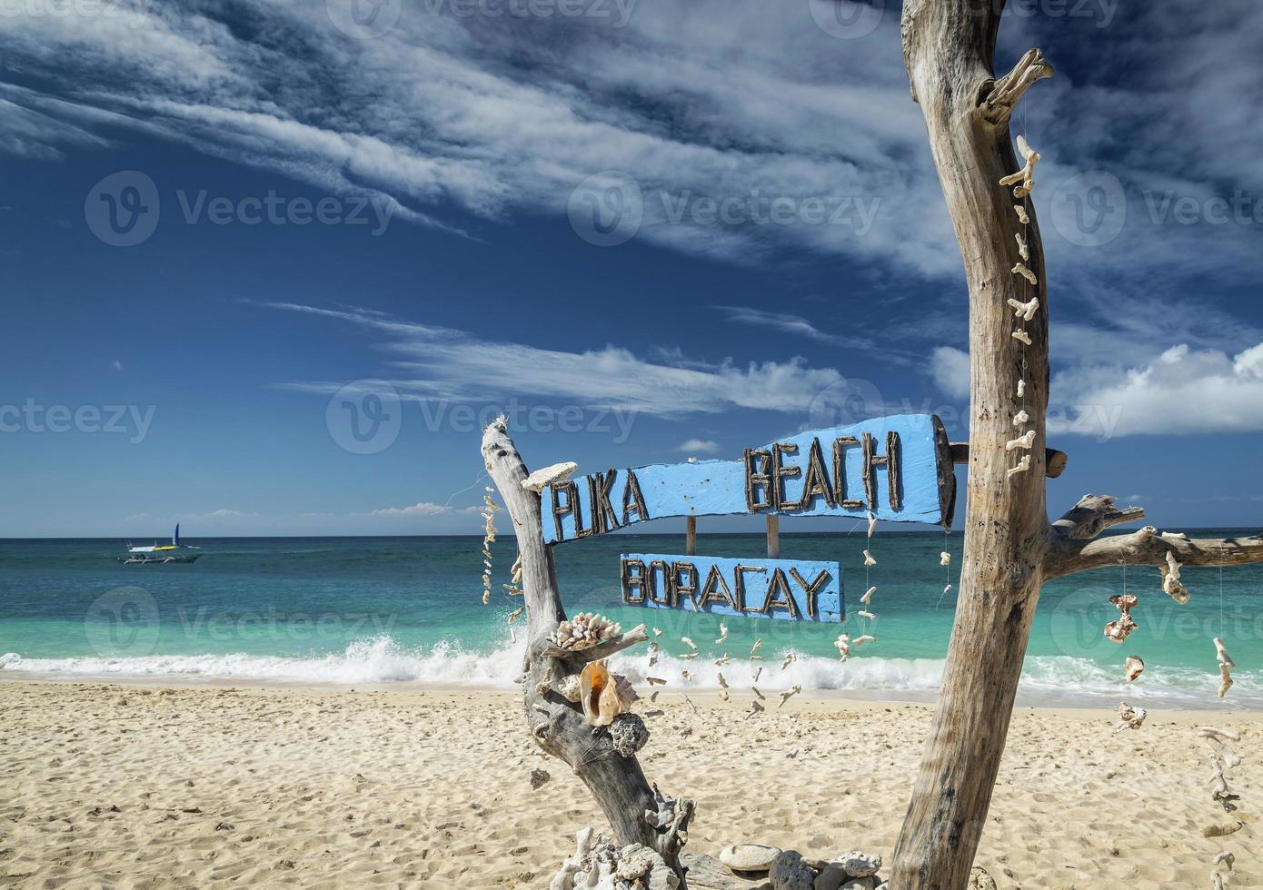 La famosa vista de la playa de Puka en el paraíso tropical de la isla de Boracay en Filipinas foto