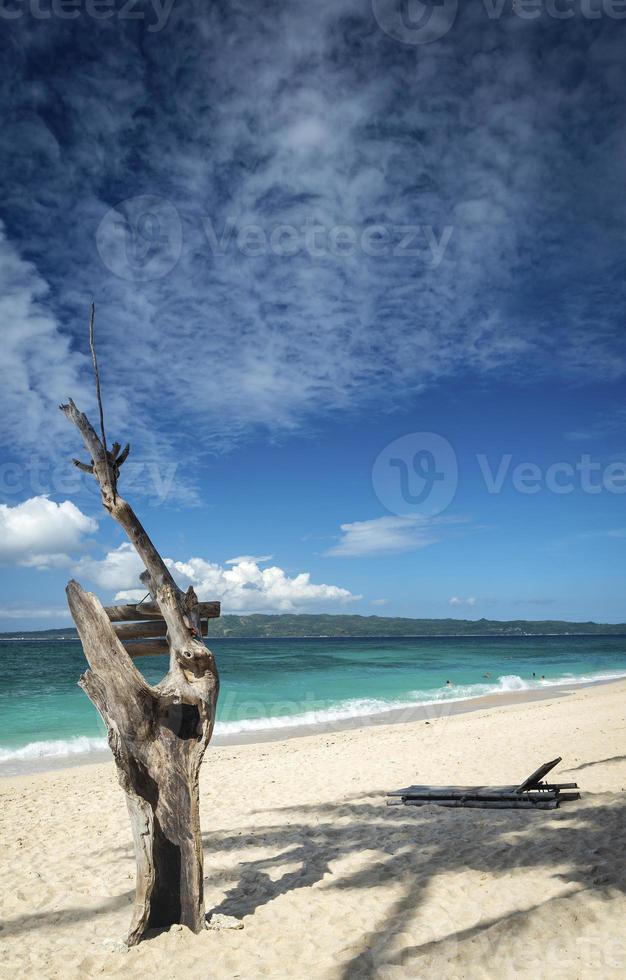 La famosa vista de la playa de Puka en el paraíso tropical de la isla de Boracay en Filipinas foto