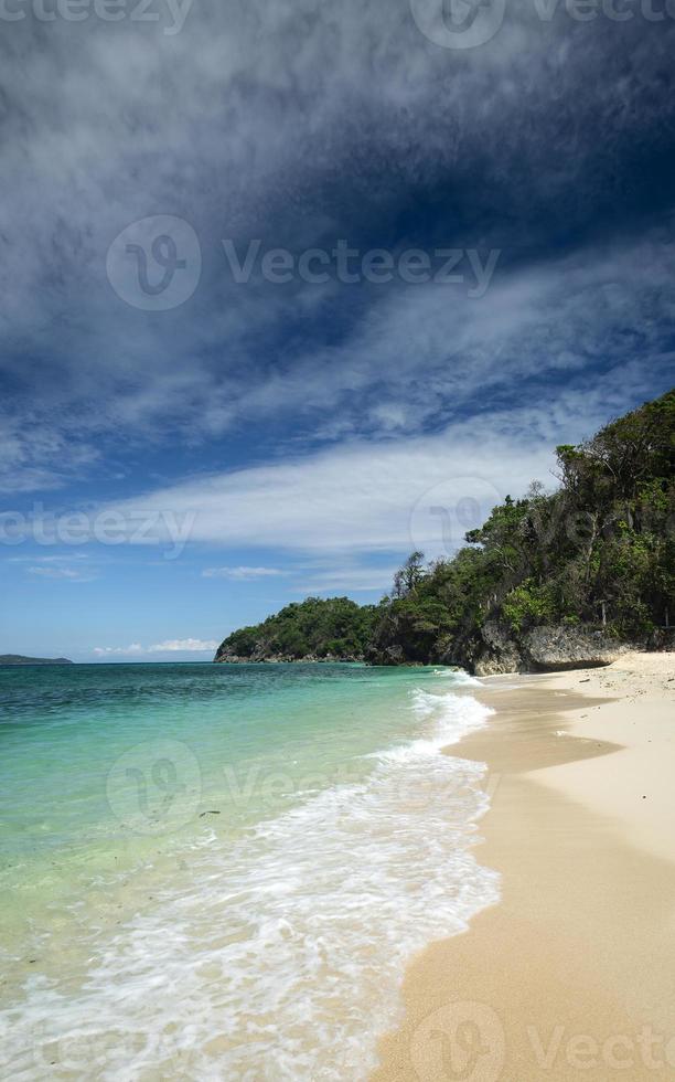 La famosa vista de la playa de Puka en el paraíso tropical de la isla de Boracay en Filipinas foto