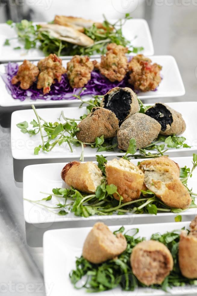 Selección de tapas tradicionales portuguesas bocadillos en la mesa del restaurante de Lisboa foto