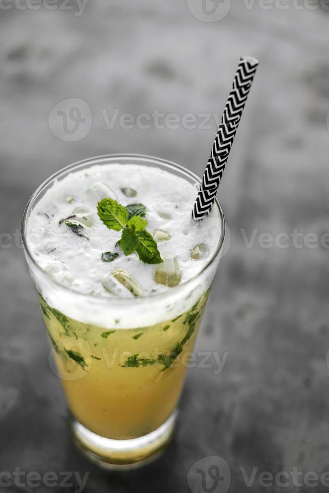 Mojito de maracuyá cóctel mezclado con espuma de clara de huevo picante en el bar junto al río de vientiane laos foto