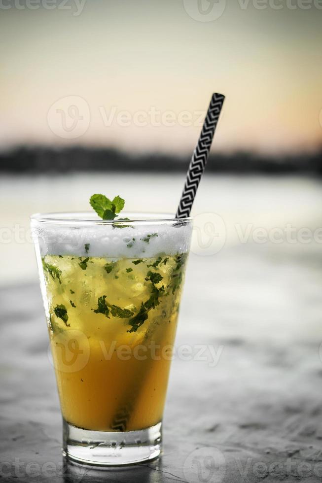 Mojito de maracuyá cóctel mezclado con espuma de clara de huevo picante en el bar junto al río de vientiane laos foto