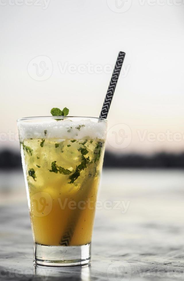 Mojito de maracuyá cóctel mezclado con espuma de clara de huevo picante en el bar junto al río de vientiane laos foto